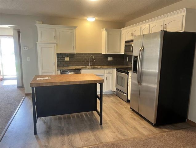 1611 SW Highland Drive, Lee's Summit, MO 64081