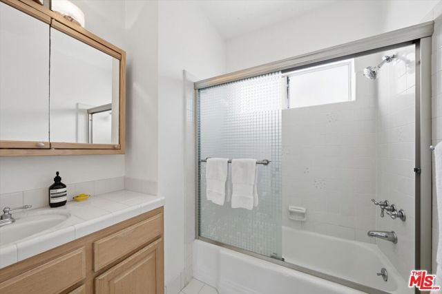 2702 11th Street 5, Santa Monica, CA 90405