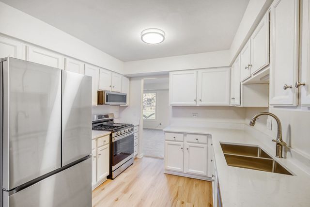 132 White Birch Lane, Westmont, IL 60559