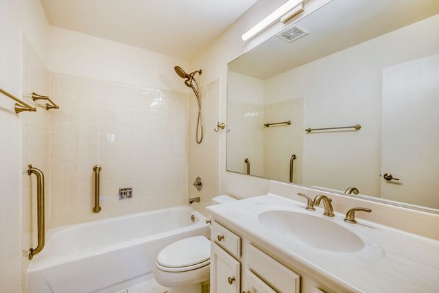 132 White Birch Lane, Westmont, IL 60559