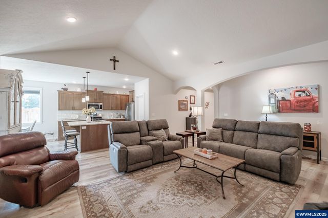 621 Clover Ct, Aumsville, OR 97325