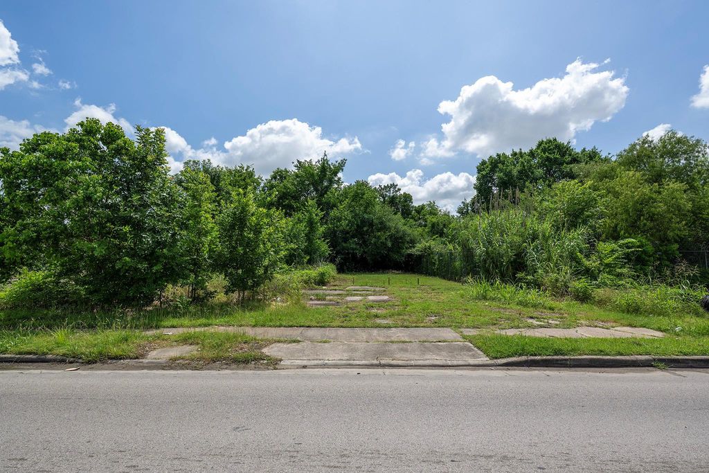 2418 Jensen Drive, Houston, TX 77026