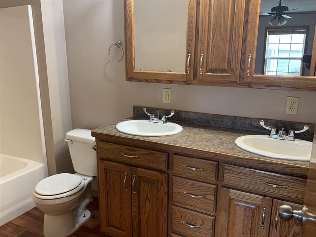 513 Brooklyn Court, Frontenac, KS 66763