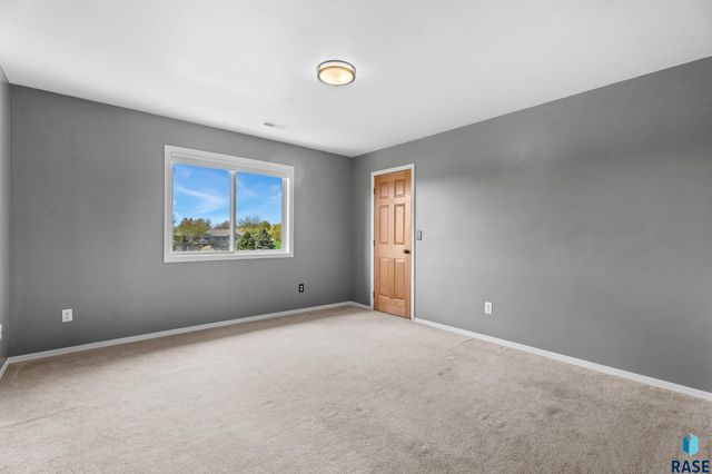 3259 S Grace Ave Avenue, Sioux Falls, SD 57103