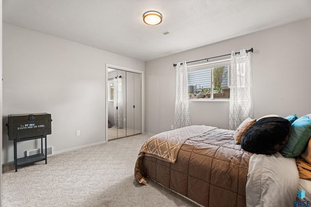 3259 S Grace Ave Avenue, Sioux Falls, SD 57103