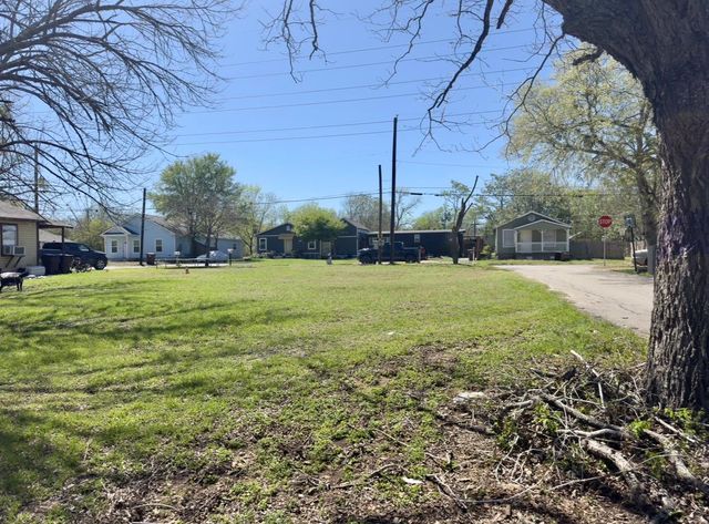 600 Sabine ST, Lockhart, TX 78644