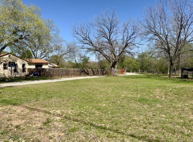 600 Sabine ST, Lockhart, TX 78644