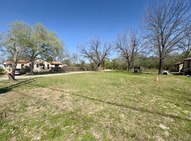 600 Sabine ST, Lockhart, TX 78644