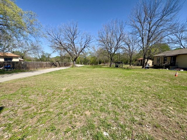 600 Sabine ST, Lockhart, TX 78644