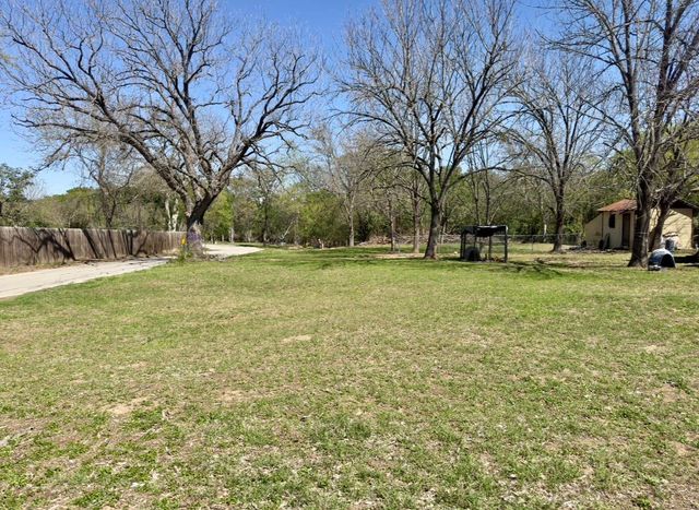 600 Sabine ST, Lockhart, TX 78644