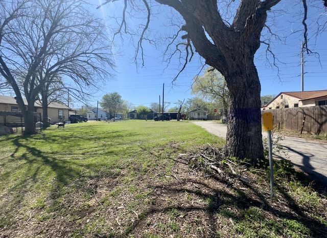 600 Sabine ST, Lockhart, TX 78644