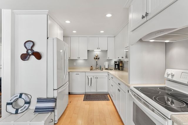 11247 N East Wawasee Drive, Syracuse, IN 46567