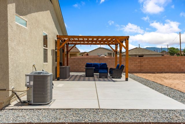 2 Avenida Parque Court, Los Lunas, NM 87031
