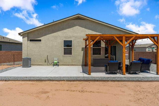 2 Avenida Parque Court, Los Lunas, NM 87031