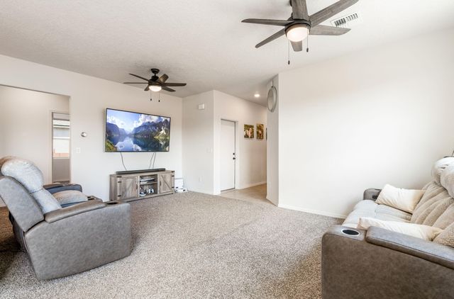 2 Avenida Parque Court, Los Lunas, NM 87031
