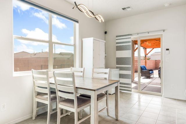2 Avenida Parque Court, Los Lunas, NM 87031