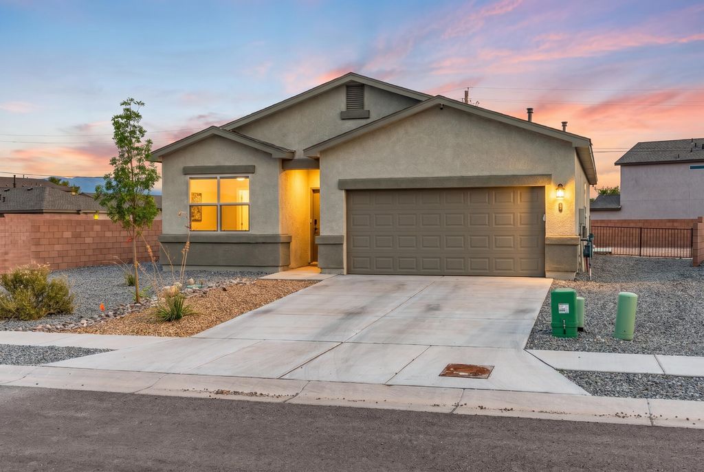 2 Avenida Parque Court, Los Lunas, NM 87031