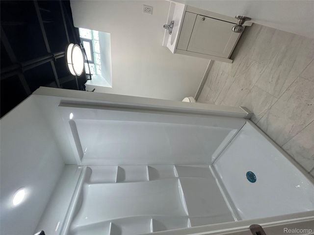 16555 8 Mile Road, Eastpointe, MI 48021