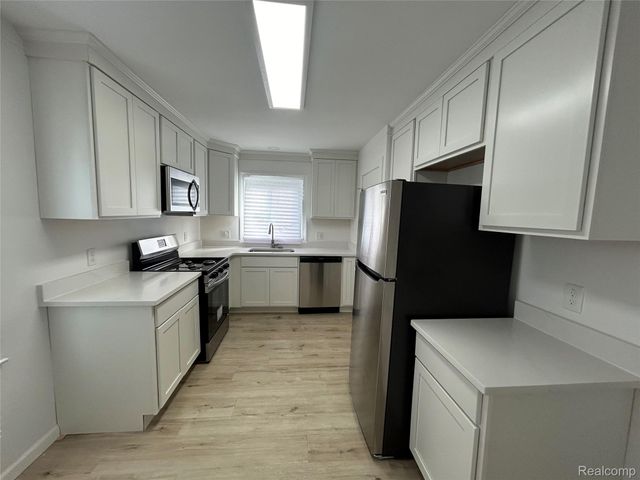 16555 8 Mile Road, Eastpointe, MI 48021