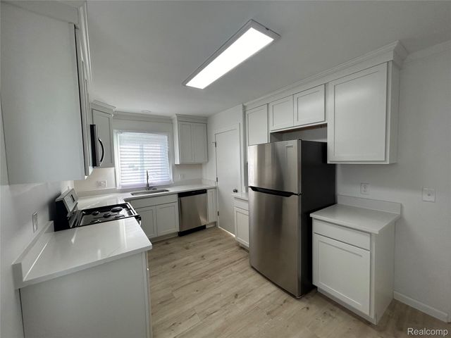 16555 8 Mile Road, Eastpointe, MI 48021