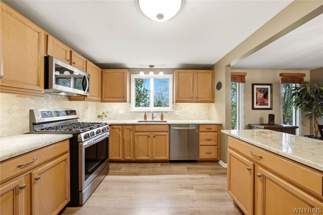141 Lyndhurst Road, Amherst, NY 14221