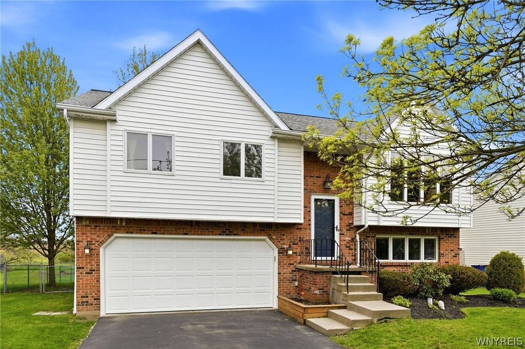 141 Lyndhurst Road, Amherst, NY 14221