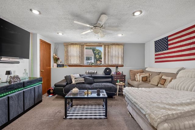 39 Mountain Ave, Saugus, MA 01906