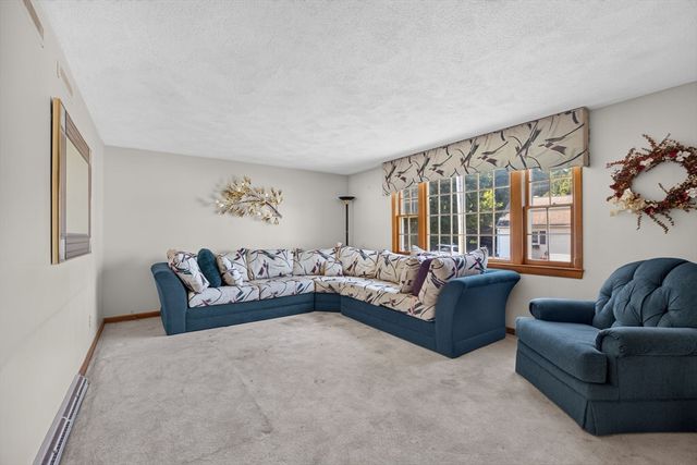 39 Mountain Ave, Saugus, MA 01906