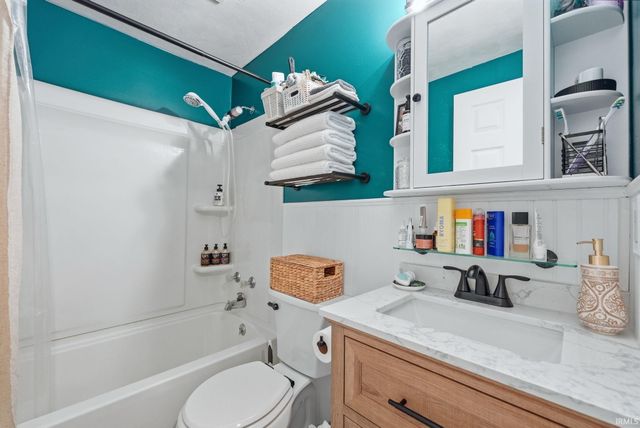 910 Aurora Knoll Lane, Fort Wayne, IN 46825