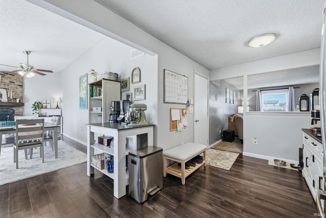 910 Aurora Knoll Lane, Fort Wayne, IN 46825