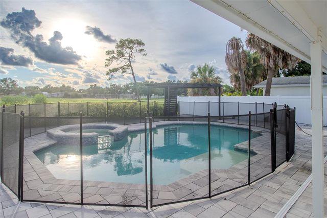 5400 DENVER STREET NE, St Petersburg, FL 33703