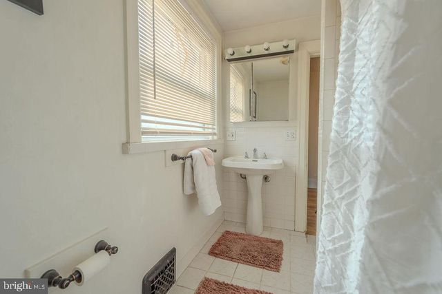 1124 CLUB AVE, Allentown, PA 18109