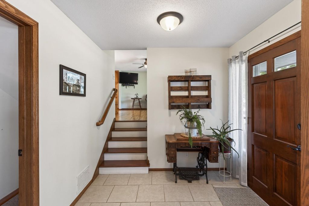 1094 Lowell Drive, Apple Valley, MN 55124 — photo 5
