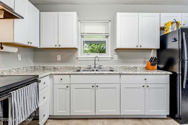 10512 Hillpark Dr, Louisville, KY 40229
