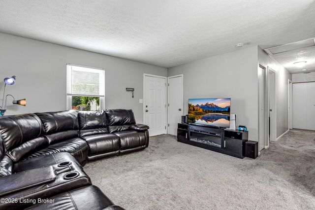 10512 Hillpark Dr, Louisville, KY 40229