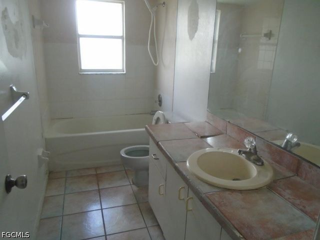 129 SW Trafalgar PKWY, Cape Coral, FL 33991