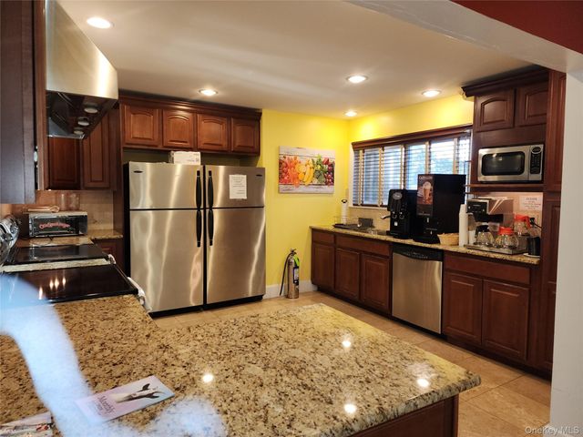 525 Riverleigh Avenue 111, Riverhead, NY 11901