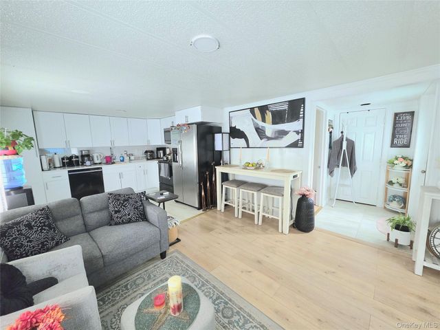 525 Riverleigh Avenue 111, Riverhead, NY 11901