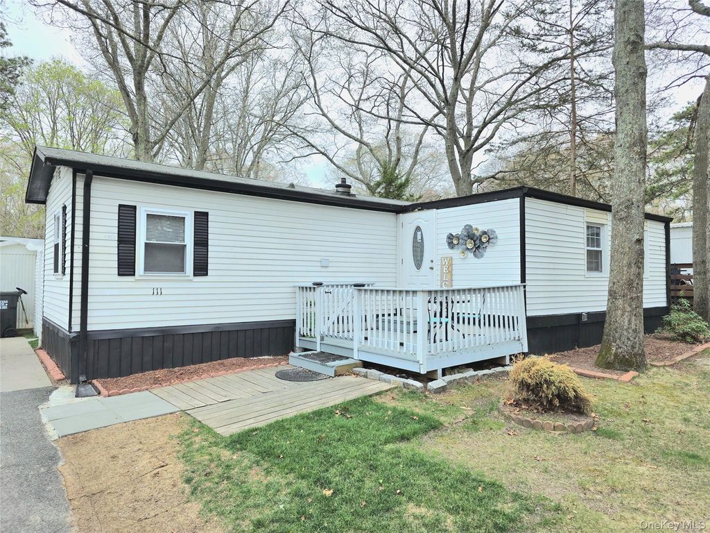 525 Riverleigh Avenue 111, Riverhead, NY 11901