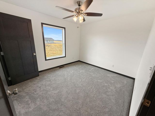 208 4th st NW, Gwinner, ND 58040