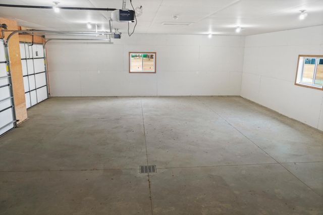 208 4th st NW, Gwinner, ND 58040