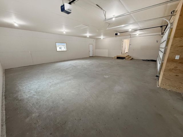 208 4th st NW, Gwinner, ND 58040