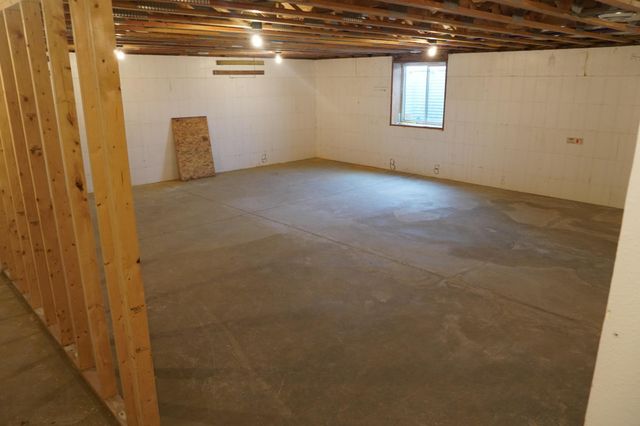 208 4th st NW, Gwinner, ND 58040