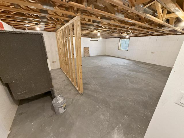 208 4th st NW, Gwinner, ND 58040