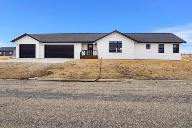 208 4th st NW, Gwinner, ND 58040