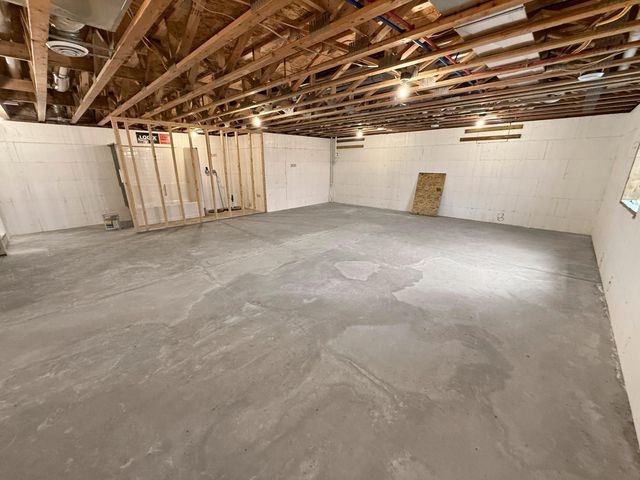 208 4th st NW, Gwinner, ND 58040