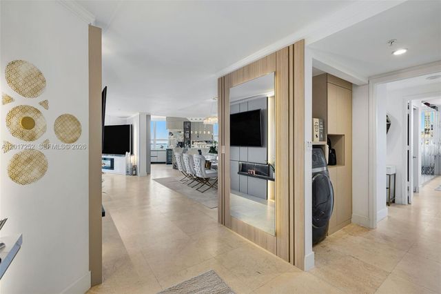 848 Brickell Key Dr 1601, Miami, FL 33131