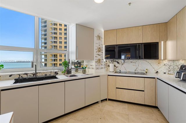 848 Brickell Key Dr 1601, Miami, FL 33131