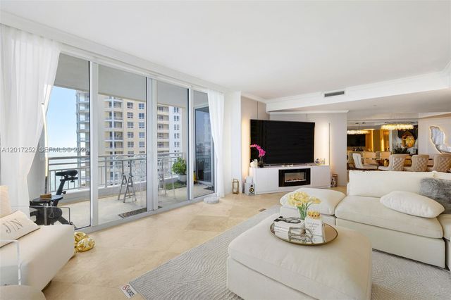 848 Brickell Key Dr 1601, Miami, FL 33131