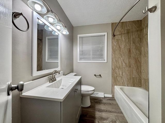 1414 W Danube Road, Fridley, MN 55432